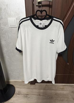 Мужская футболка adidas originals белая с лампасами / 100% хлопок / размер l
