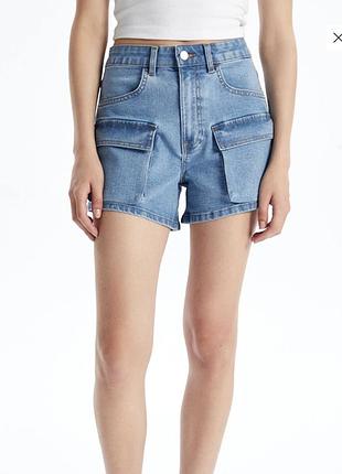 Джинсові шорти bershka з кишенями карго мають світло-блакитний відтінок