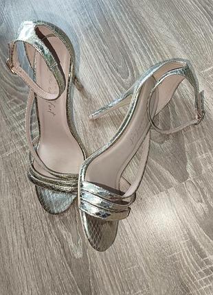 Босоножки new look 38р.24,5см женские золотые на каблуке
