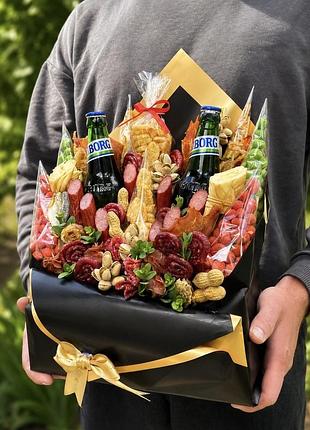 Чоловічий їстівний букет з ковбасами, снеками, горішками та напоями | оригінальний подарунок чоловіку.