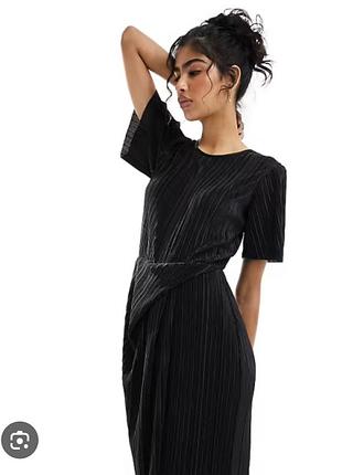 Платье asos design с короткими рукавами, плиссированной юбкой и перекрученным низом, черное