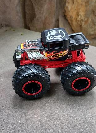 Миниатюрный монстр-трак hot wheels monster trucks bone shaker.
