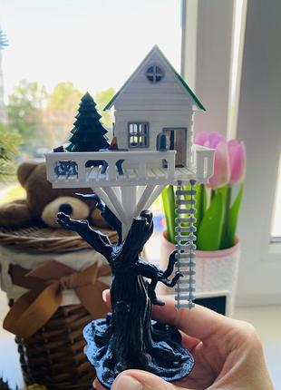 Мініатюрний будиночок на дереві з сонячною панеллю та підсвіткою🏡