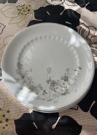 Вінтажні порцелянові тарілки від porcelana real brasil, що мають ніжний квітковий візерунок "white blossom" та тонку сріблясту облямівку