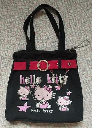 Мила сумка hello kitty,на застібці🌸плотна тканина,чорний колір,позаду є карман,також два усередині.невеличкий дефект(останнє фото) є дірка у кармані