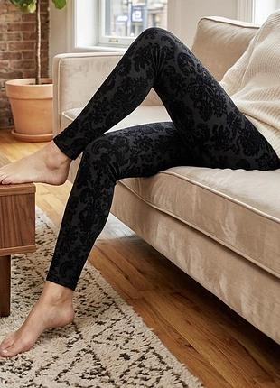 Штани жіночі з велюром в квіти чорні як лосіни marks & spencer з напиленням скіні принт обʼємний стрейчеві