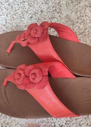 Жіночі сандалі-в'єтнамки fitflop з ортопедичною (ергономічною) підошвою. декоровані шкіряними квітами, верх: натуральна шкіра. ергономічна підошва uk7
