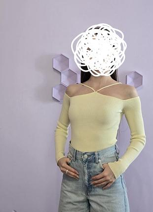 Лонгслив с открытыми плечами bershka xs, молочный, трикотажный