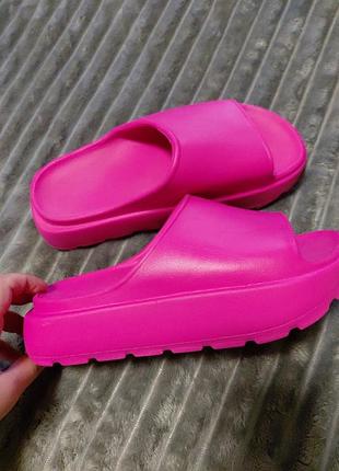 Шльопанці в стилі adidas