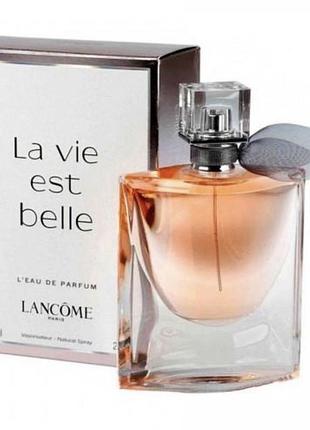 Парфюмерная вода lancôme la vie est belle в стеклянном флаконе с прозрачной крышкой.