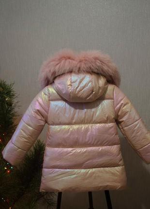 Тепле зимове градієнтне пальто на дівчинку з красивою опушкою на капюшоні2 фото