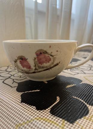 Фарфорова чашка для чаю royal worcester з колекції wrendale designs від hannah dale оформлений витонченим малюнком малинівки.