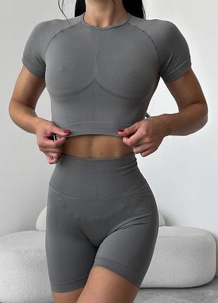 Спортивний жіночий безшовний костюм hot з подвійним пуш-ап для фітнесу, йоги, танців (кроп-топ, подовжені шорти) - сірий