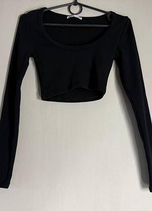 Черный кроп-лонгслив zara / базовая кофта с длинным рукавом (размер s)