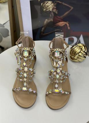 Босоножки с украшениями из камней и страз shoedazzle