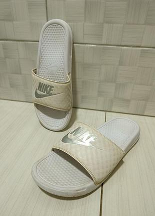 Шльопанці сланці nike benassi jdi / білі чоловічі