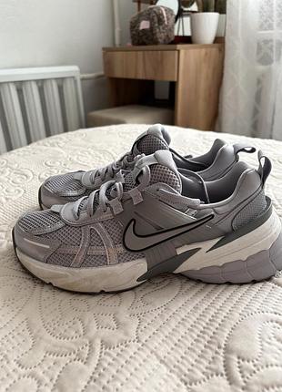 Кросівки жіночі nike v2k run cement grey/pewter fd0736-008 оригінал 40-41 сріблясті сірі