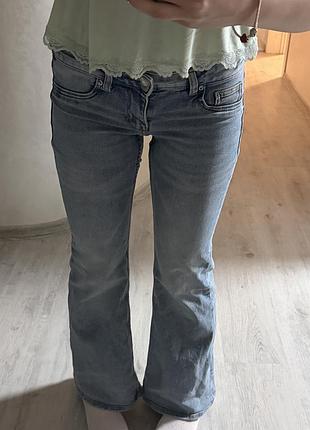 Джинси кльош h&m.