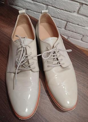 Лакові жіночі туфлі-дербі бренду navyboot.