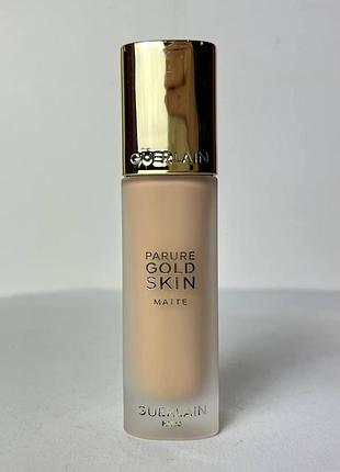 Матовий тональний крем з ефектом сяйва guerlain parure gold skin matte foundation 1n beige 35 ml