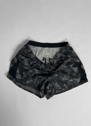 Спортивні шорти nike з технологією dri-fit для відведення вологи • розмір: xs • колір: сірий з чорним геометричним принтом • тканина: dri-fit