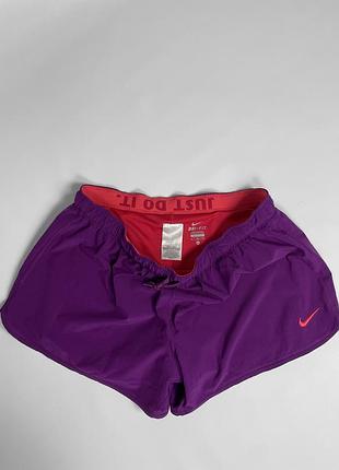 Жіночі спортивні шорти nike з технологією dri-fit для відведення вологи • бренд: nike • розмір: s • колір: фіолетовий з червоними акцентами • тканина: