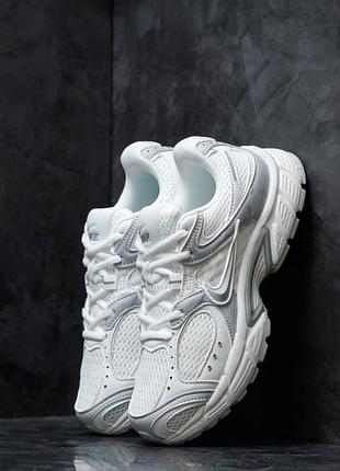 Женские кроссовки nike zoom vomero 5 rnr найк зум вомеро белые с серебром для спорта и тренеровок