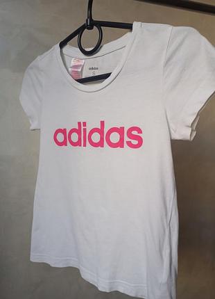 Футболка adidas гарний стан розмір s колір білий жіноча