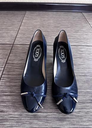 Стильні туфлі на невисоких підборах з натуральної шкіри tod’s, оригінал