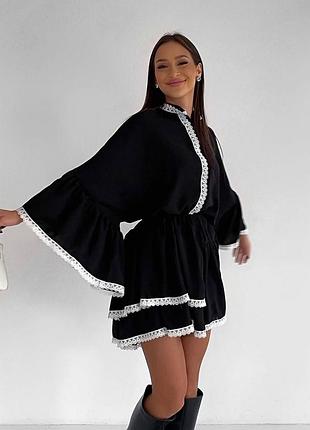 Черное платье с акцентом на белый кружевной декор