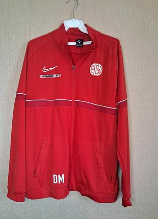 Красная спортивная олимпийка nike имеет фирменную технологию dri-fit