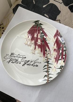 Тарілка з порцеляни від maxwell & williams із колекції "botanica - the garden table" прикрашена зображенням місцевої фуксії.