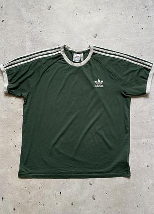 Чоловіча зелена футболка adidas three stripes