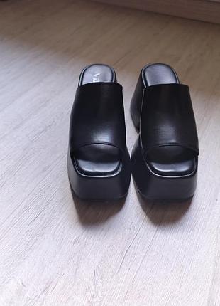Шльопанці на платформі