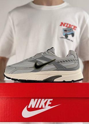 Nike initiator light grey beige