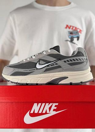 Nike initiator grey beige