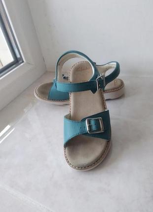 Кожаные босоножки бренда clarks верх стелька натуральная кожа 799 12,5 eur 31