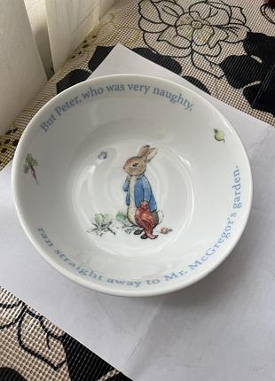 Миска wedgwood з колекції «кролик пітер» (peter rabbit), прикрашена ілюстраціями беатрікс поттер.
