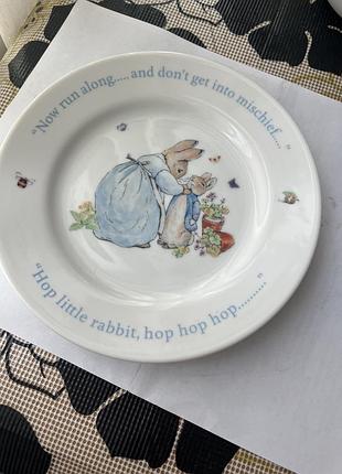 Вінтажна дитяча тарілка wedgwood з порцеляни, прикрашена класичними ілюстраціями беатріс поттер із серії "кролик пітер".