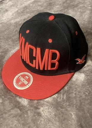 Бейсболка реперка ymcmb червоно-чорна  обвід від 55 см до 58 см