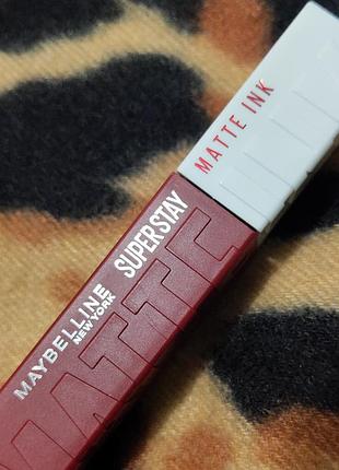 Новая стойкая жидкая матовая помада maybelline superstay matteink, оттенок 340 exhilarator