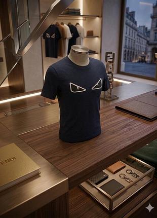 Оригинальная футболка fendi с легендарными глазами! размер l (темно-синяя)
