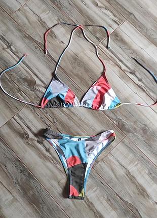 Яскравий роздільний купальник бікіні prettylittlething, розмір s-m (ліф m, трусики s)