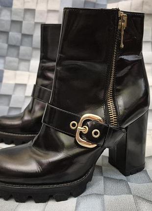 Черные кожаные ботильоны с пряжкoй essentiel antwerp. made in italy.