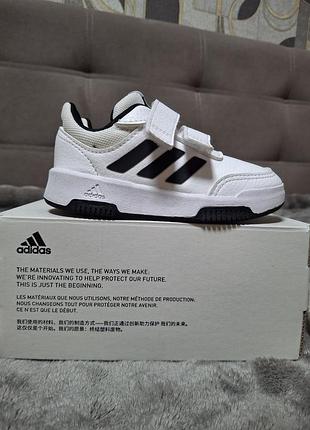 Дитячі кросівки бренду adidas у розмірі 23.