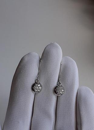 Изящные серебряные серьги с фианитами