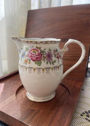 Молочник із набору royal grafton malvern, виготовлений із тонкої кістяної порцеляни з квітковим візерунком та золотою облямівкою