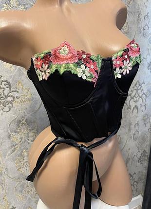 Корсет з вишивкою
