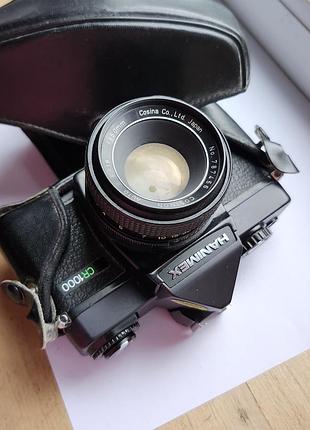 Вінтажний плівковий фотоапарат hanimex cr1000 у чорному корпусі оснащений об'єктивом cosinon.