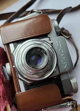 Вінтажний плівковий фотоапарат — zeiss ikon contaflex з об'єктивом carl zeiss, оснащений характерним чохлом зі шкірозамінника.